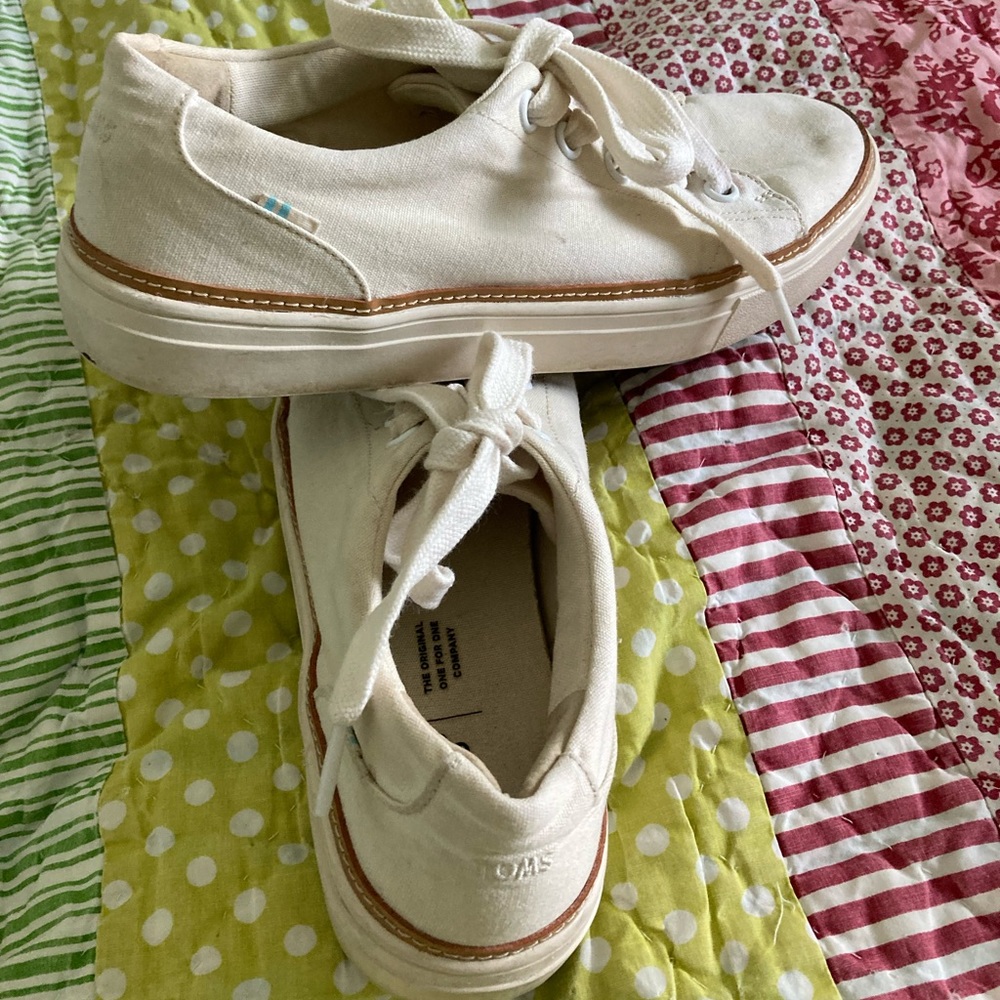 Toms off white women’s sneaker casual shoes 8.5